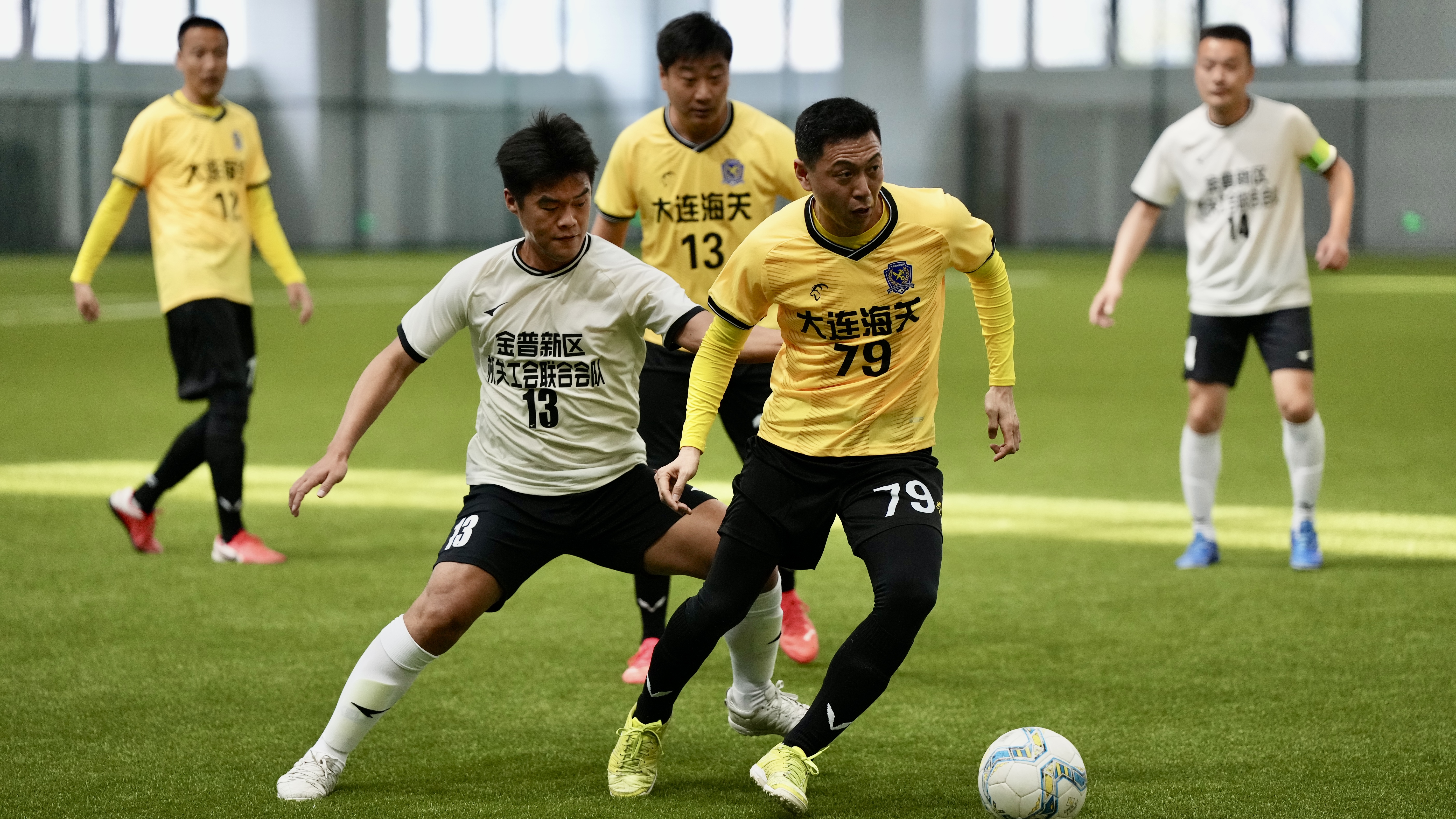 国内职业足球联赛精彩比赛连连，观赏性突出